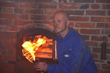 Mit einer traditionellen Zeremonie entfacht Brennmeister Sebastian Henjes das Feuer im Ringofen. <br>Foto: LWL