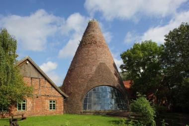 Wahrzeichen des Museums ist der kegelförmige Glasturm in dem bis heute die Produktion am Ofen stattfindet. <br>Foto: LWL