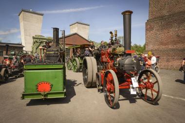 Dampf-Traktor "Lady Jane" (1928) und eine Dampfwalze mit stehendem kessel von 1910 beim Dampfcorso 2015.<br>Foto. LWL/Hessmann