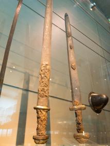 Waffe und Herrschaftszeichen zugleich: Diese beiden Schwerter sind im LWL-Museum für Archäologie in Herne ausgestellt.<br>Foto: LWL/Lagers