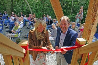 LWL-Kulturdezernentin Dr. Barbara Rüschoff-Thale und LWL-Museumsdirektor Prof. Dr. Jan Carstensen schnitten das rote Band durch und eröffneten damit den neuen Aussichtsturm im LWL-Freilichtmuseum Detmold.<br>Foto: LWL/Jähne
