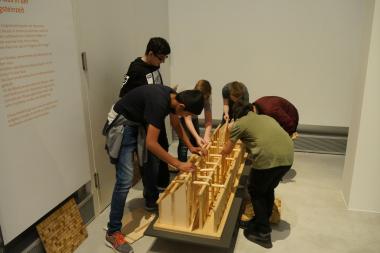 Schüler der Klasse 6 der Realschule Crange in Herne testen eine der zahlreichen Mitmachstationen der Sonderausstellung "Revolution Jungsteinzeit" noch vor Eröffnung am Mittwoch (24.5.).<br>Foto: LWL/N. Wolpert