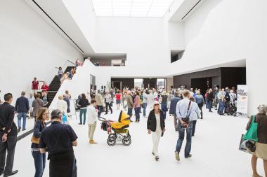 Besucher vor Gemälden aus der Moderne <br>Foto: LWL / Hanna Neander 