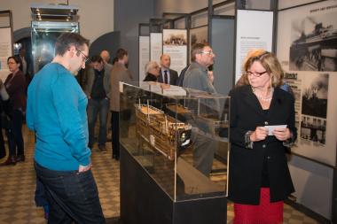 Besucher in der Ausstellung "Vom Streben nach Glück".<br>Foto: LWL/Hudemann