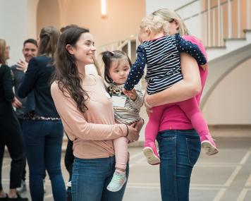 Daniela da Silva Campos (l.) mit ihrer Tochter Núria Alexandra knüpfte vor dem Start ihrer Teilzeitausbildung während einer Informationsveranstaltung erste Kontakte.<br>Foto: LWL/Schulte