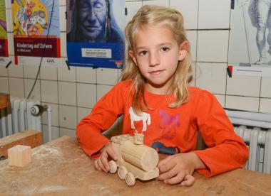 In der Kinderwerkstatt auf Zeche Zollern bauen die Teilnehmer am Sonntag Loks aus Holz.<br>Foto: LWL/Hudemann