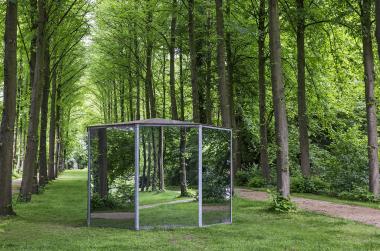 Das LWL-Museum für Kunst und Kultur hat anlässlich der kommenden Skulptur Projekte den Pavillon von Dan Graham aus dem Jahr 1987 wieder im Schlossgarten aufgestellt.<br>Foto: LWL/Hanna Neander