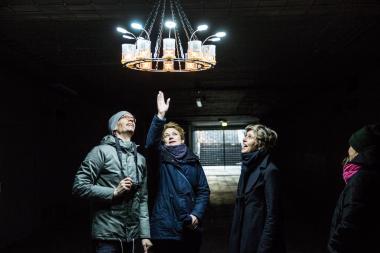 320 kostenlose Führungen zu den Skulptur Projekten sind im Angebot der Kunstvermittlung. Sie führen zum Beispiel auch zu dem Projekt von Aram Bartholl, der hier mit Marianne Wagner, Britta Peters und Clara Napp vom Team der Skulptur Projekte einen Materialtest durchführt. © Skulptur Projekte 2017<br>Foto: LWL/Hanna Neander
