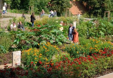 Über 170 Anlagen, wie hier der Konventgarten des Klosters Dalheim in Lichtenau (Kreis Paderborn), öffnen beim "Tag der Gärten und Parks" des Landschaftsverbandes Westfalen-Lippe (LWL) ihre Pforten.<br>Foto: LWL/Thünker