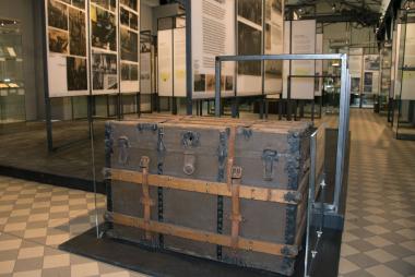 Auswanderer-Koffer in der Ausstellung "Vom Streben nach Glück".<br>Foto: LWL/Hudemann