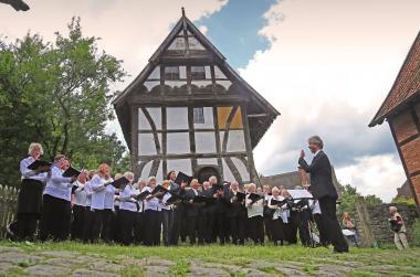 Der Philharmonische Chor Lippe war bereits im vergangenen Jahr im LWL-Freilichtmuseum Detmold zu einem Konzert unter freiem Himmel zu Gast. Am Samstag tritt er dort gemeinsam mit dem Chor des nationalen Freilichtmuseums aus Estland auf.<br>Foto: LWL/Jähne