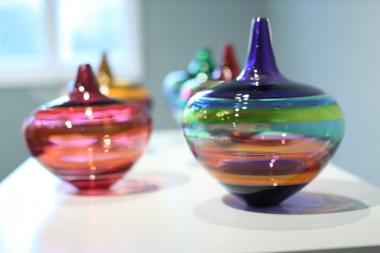 Impressionen aus der Ausstellung zeitgenössischer finnischer Glaskünstler.<br>Foto: Alex Lehn