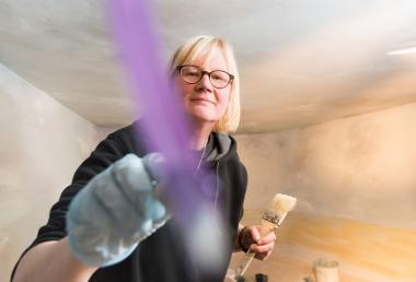 Diplom-Designerin und Malerin Beatrix Clement erstellt neue Dioramen, Schaukästen mit Lebensraumdarstellungen, für die Ausstellung "Vom Kommen und Gehen".<br>Foto: LWL/Steinweg