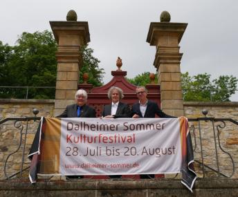 Ein Sommer voller Kultur: Auf Musik und Dichtung im Zeichen Luthers freuen sich (v.l.) der Vorsitzende des Vereins der Freunde des Klosters Daheim e.V. Hans-Dieter Seidensticker, der Intendant des "Dalheimer Sommers" Arno Paduch und Museumsdirektor Dr. Ingo Grabowsky.<br>Foto: LWL/Alexandra Buterus