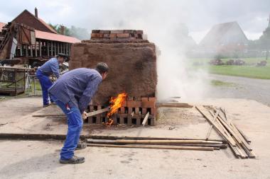 Rund um die Uhr musste der Ziegler den Feldbrandofen überwachen und die Schürgassen mit Brennstoff versorgen.<br>Foto: LWL/Michael