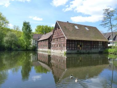 Leibzucht der Hofstätte Meyer zu Heepen  von 1815 (rechts) und der Kornspeicher von 1807 (links). Dahinter das neue Wohnhaus von 1851.<br>Foto: LWL/Karnau