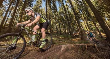 Das weitwinklige Panorama wurde mitten im Teutoburger Wald angefertigt und zeigt die Biker im Vordergrund, die ein sanft-blauer Himmel oberhalb stimmig abrundet.<br>Foto: LWL/Steinweg
