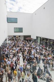 Besucher der Skulptur Projekte Münster im Patio des LWL-Museums für Kunst und Kultur</b>LWL/Hanna Neander	