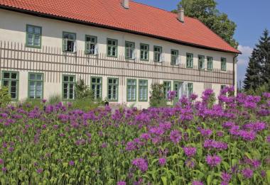Im Garten des Herrnhauses wird nach der Führung der Aperitif serviert. <br> Foto: LWL / Holtappels