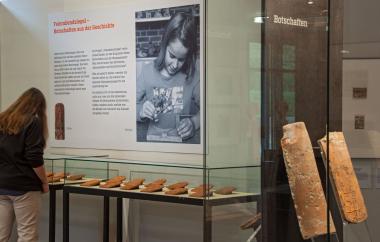 Blick in den Ausstellungsbereich mit Feierabend-Ziegeln - rechts historische Ziegel, links Arbeiten von Grundschülern.<br>Foto: LWL/Holtappels