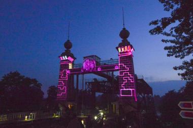 Schon im letzten Jahr begeisterte die Lichtshow an den Türmen des Schiffshebewerks die Nachtschwärmer.<br>Foto: LWL/Hudemann