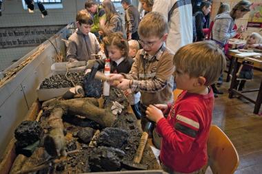 Werkeln in der Kinderwerkstatt.<br>Foto: LWL/Hudemann