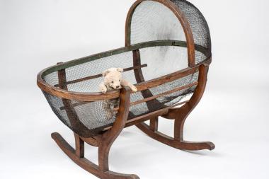 Drahtnetzwiege (um 1900) und Teddy (ca. 1910).<br>Foto: LWL/Schüttemeyer