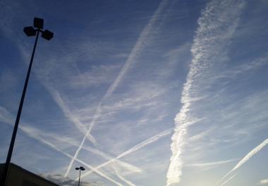 Mehr als nur Kondensstreifen? Die "Chemtrail"-Bewegung verdächtigt Regierungen, mit Hilfe von absichtlich gesprühten Kondensstreifen (sog. "Chemtrails") die Bevölkerung zu vergiften.<br>Foto: Pixabay