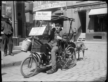 Straßenszene, fotografiert von Erich Grisar zwischen 1928 und 1933 im Ruhrgebiet.<br>Foto: Erich Grisar/Stadtarchiv Dortmund