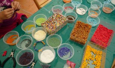 Bunte Perlen machen das T-Shirt zum Hingucker.<br>Foto: LWL