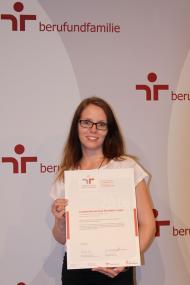 Jasmin Vogt, Mitarbeiterin der Personalabteilung der LWL-Klinik Schloss Haldem, hat am Dienstag (20.6) das Zertifikat für nachhaltige familienbewusste Personalpolitik in Berlin entgegengenommen.<br>Foto: LWL 