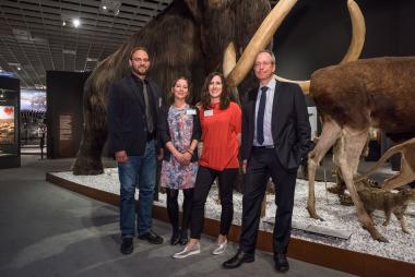 v.re.n.li.: LWL-Direktor Matthias Löb betonte im Pressegespräch die Wichtigkeit der neuen naturkundlichen Landesausstellung für den LWL. Die beiden Ausstellungsmacherinnen Lisa Klepfer und Laura Prodöhl stellten ihm zusammen mit Museumsdirektor Dr. Jan Ole Kriegs die Ausstellung vor.<br>Foto: LWL