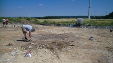 Die LWL-Archäologen haben in Paderborn-Benhausen mehrere Grubenhäuser entdeckt, die sich im Boden als braune Verfärbungen zeigen<br>Foto: LWL/S. Gai