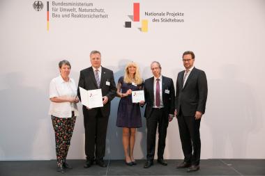 Bundesbauministerin Hendricks übergibt den Förderbescheid zu Burg Hülshoff an Havixbecks Bürgermeister Gromöller, LWL-Kulturdezernentin Rüschoff-Parzinger und LWL-Direktor Löb (von links). Rechts im Bild der Parlamentarische Staatssekretär Florian Pronold.<br>Foto: BMUB