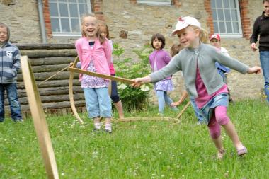Alte Kinderspiele stehen am 21. Juli im LWL-Freilichtmuseum Detmold auf dem Programm.<br>Foto: LWL/Sanchez