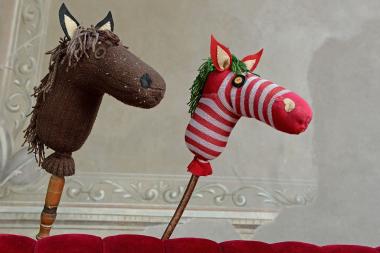 Solche Steckenpferde aus einzelnen Socken kann man sich in einem Workshop im LWL-Freilichtmuseum Detmold selber machen.<br>Foto: LWL/Klein