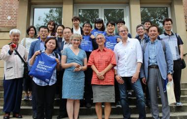 Andrea Meschede (vorne 2.v.l.), Birgit Giering (vorne 3.v.l.) und Uwe Leonhardt (vorne 4.v.l.) stellen dem südkoreanischen Gästen vor, mit welchen Angeboten und Initiativen das LWL-Medienzentrum die Schulen und Kommunen in Westfalen-Lippe im Bereich der Medienbildung unterstützt.<br>Foto: LWL/Frank Schlegel