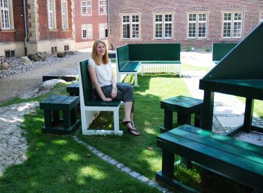 Die Führung zum "Study Garden" mit Ronja Primke stellt ein Skulptur Projekt von 1987 vor.<br>Foto: LWL/Miklis