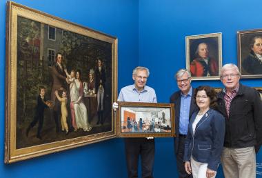 Museumsdirektor Dr. Hermann Arnhold (2. v. l.) und der Kurator für die Landesgeschichte, Dr. Gerd Dethlefs (l.), freuen sich über die Neuerwerbung des Familienbildes von Caspar Dilly. Die Freunde des Museums haben den Ankauf von Kathrin und Hans-Georg Baumeister ermöglicht.<br>Foto: LWL/Neander 
