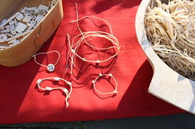 Beim Sommerferienprogramm "Kreative Jungsteinzeit" gestalten die Teilnehmer ihre eigenen Schmuckstücke.<br>Foto: LWL/ S. Crumbach