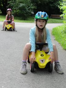 Die jüngeren Museumsbesucher haben die Möglichkeit, mit dem Bobbycar auf einem Parcours die Tagesbestzeit zu fahren.<br>Foto: LWL