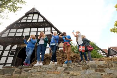 Die Schülerin Pauline Mundt (3. v. l.) hat die Texte der Zeichentrick-figur Pauline eingesprochen und gemeinsam mit ihren Freunden die App getestet.<br>Foto: LWL/Klein
