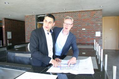 Museumsleiter Dr. Josef Mühlenbrock und Christoph Kunzmann, der General Manager des Bereichs Hotel & Gastronomie der Villa Claudius gemeinnützigen GmbH, präsentieren die neuen Pläne für das Museumscafé.<br>Foto: LWL/C. Moors