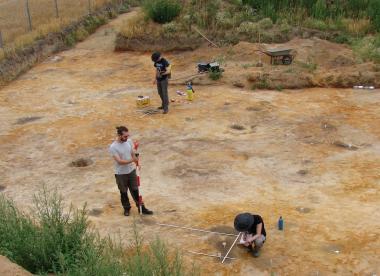 Grabungshelfer vermessen und zeichnen die archäologischen Befunde<br>Foto: LWL/S. Deiters