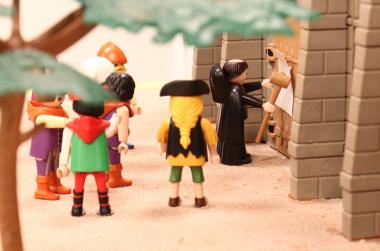 Reformation im Kleinformat: Der Thesenanschlag ist auch in der Miniaturwelt ein großes Ereignis und sorgt für viel Aufsehen.<br>Foto: Evangelisches Dekanat Biedenkopf-Gladenbach/Klaus Kordesch