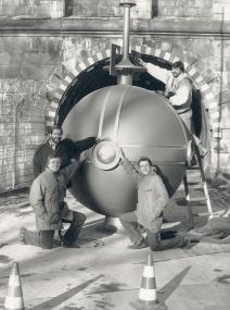 Bei der Restaurierung des Schiffshebewerks wurden 1987 neue Kugeln auf die Türme gesetzt. Vorne rechts im Bild Dr. Eckhard Schinkel, links der ehemalige Museumsdirektor Helmut Bönnighausen.<br>Foto: LWL