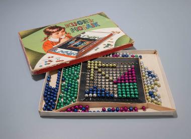 Das Kugelmosaik ist das Objekt des Monats August in der Sonderausstellung "Ene, mene, muh ..." im LWL-Freilichtmuseum Detmold.<br>Foto: LWL/Hesterbrink/Pölert