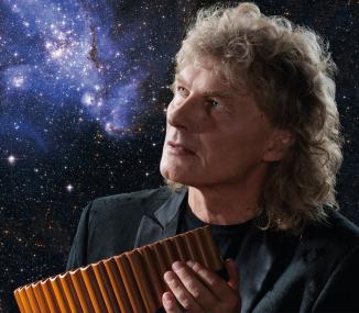 Der weltbekannte Panflötist Erdward Simoni tritt für ein einmaliges Konzert im LWL-Planetarium in Münster auf.<br>Foto: MCP/NASA