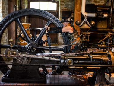 Im Ambiente mit Dampfmaschinen, historischen Transmissionen und Zahnrädern werden Steampunks einen Tag in ihren beson-deren Gewandungen verbringen.<br>Foto: LWL