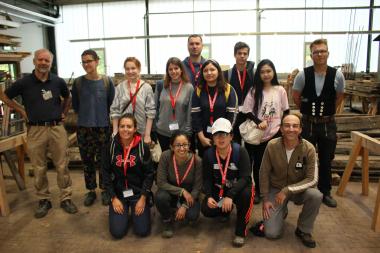 Aus verschiedenen Ländern sind die Teilnehmer eines Internationalen Wokcamps angereist, die derzeit im LWL-Freilichtmuseum Detmold wohnen und arbeiten. Unterstütztung bekommen sie bei den Arbeiten unter anderem von Museumsrestaurator Holger Kelm (links) und dem Auszubildenden Justin Jantzen (rechts).<br>Foto: LWL